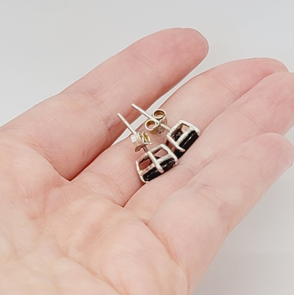 New Deep Purple CZ stud Earrings - Picture 4 of 5